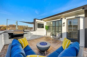 Stylish Midtown Home w Rooftop Views by Silverx