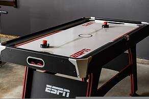 Serene Retreat Amazing Views Hottub Sauna Xbox