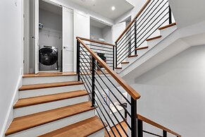 Luxurious Midtown Home Rooftop Views by Silverx