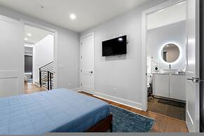 Luxurious Midtown Home Rooftop Views by Silverx
