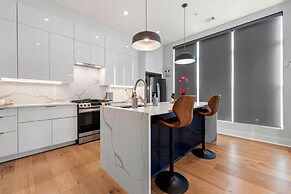 Luxurious Midtown Home Rooftop Views by Silverx
