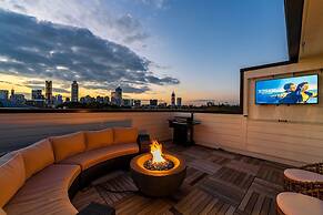 Luxurious Midtown Home Rooftop Views by Silverx