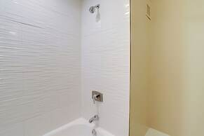 Crystal City Modern Apt w Gym