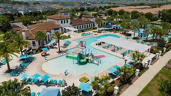 Home 8 Bdrm at Windsor Westside With Top Amenities