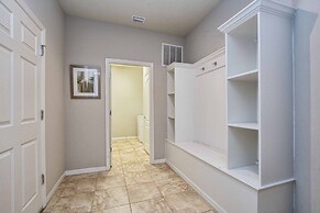 Home 8 Bdrm at Windsor Westside With Top Amenities