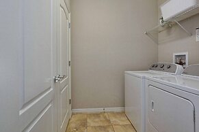 Home 8 Bdrm at Windsor Westside With Top Amenities