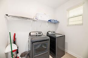 Spacious 6 Bed Home With Pool in Prime Storey Lake