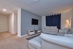 Spacious 6 Bed Home With Pool in Prime Storey Lake