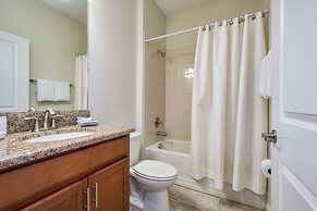 Spacious 6 Bed Home With Pool in Prime Storey Lake