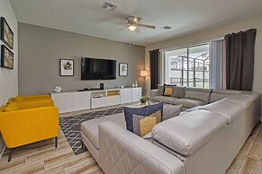 Spacious 6 Bed Home With Pool in Prime Storey Lake