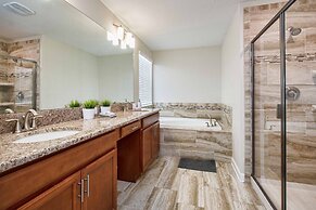 Spacious 6 Bed Home With Pool in Prime Storey Lake