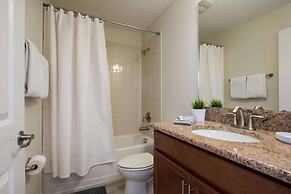 Spacious 6 Bed Home With Pool in Prime Storey Lake