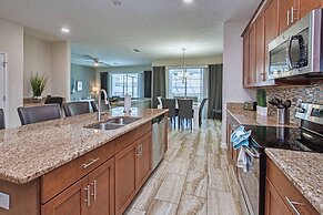 Spacious 6 Bed Home With Pool in Prime Storey Lake