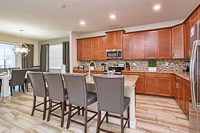 Spacious 6 Bed Home With Pool in Prime Storey Lake