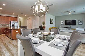 Spacious 6 Bed Home With Pool in Prime Storey Lake