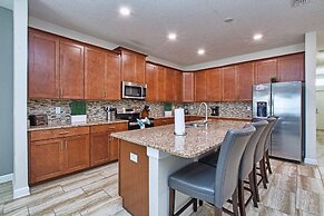 Spacious 6 Bed Home With Pool in Prime Storey Lake