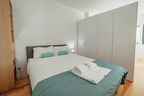 Downtown Sunny Apartment by Vacationy
