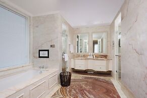 NARADA RESORT SHANGHAI  HOTEL Disney Store