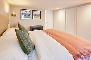 Host Stay Raven s Nest Suite