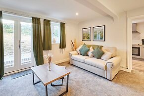 Host Stay Raven s Nest Suite