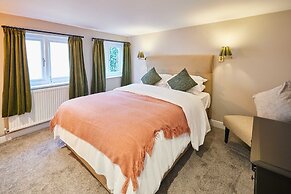 Host Stay Raven s Nest Suite