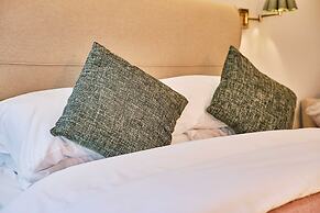 Host Stay Raven s Nest Suite