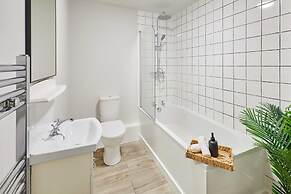 Host Stay Raven s Nest Suite