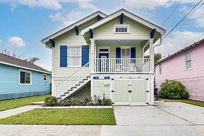 Walk to Beach: Galveston Home w/ Fenced Yard!