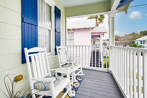 Walk to Beach: Galveston Home w/ Fenced Yard!