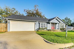 3 Mi to Downtown Tyler: Home w/ Fenced Yard!