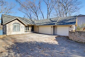 Lakefront Retreat w/ Game Room in Bella Vista!