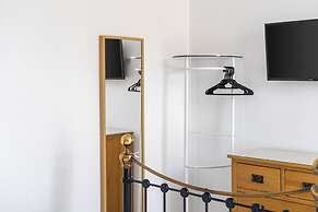 Host Stay Sleights at the Sandbeck