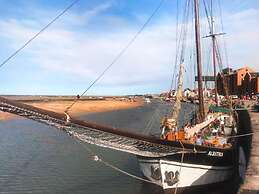Host Stay Laylands Yard