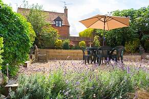 Host Stay Laylands Yard