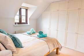 Host Stay Laylands Yard