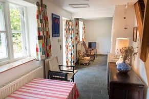 Host Stay Marlpit Cottage