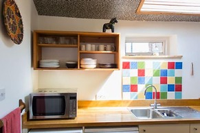 Host Stay Marlpit Cottage