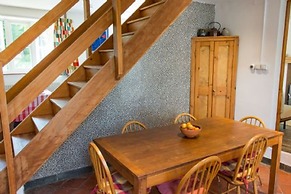 Host Stay Marlpit Cottage