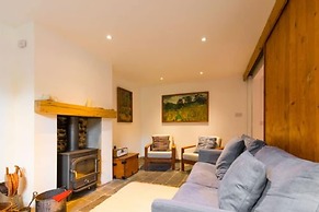Host Stay Marlpit Cottage