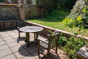 Host Stay Marlpit Cottage