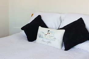 Host Stay Quayside Cottage