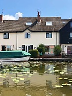 Host Stay Quayside Cottage