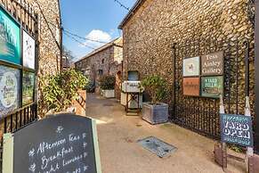 Host Stay The Old Paul Pry