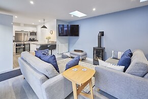 Host Stay Harrow Bothy