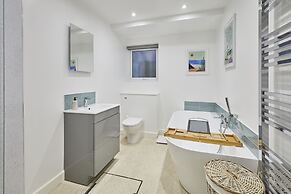 Host Stay Harrow Bothy