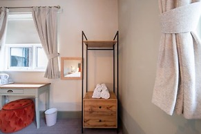 Host Stay Woodroffe Arms Hope Twin Room 2