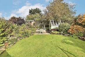 Host Stay Westbury Cottage