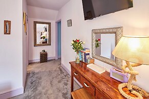 Host Stay Lilac Cottage