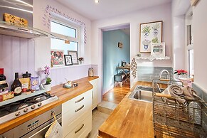 Host Stay Lilac Cottage