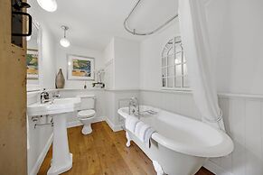 Host Stay Lakeview Cottage - Upper Hulme